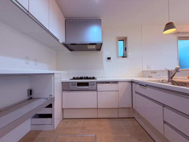 【キッチン】 | 西東京市南町６丁目　中古戸建て | 作業スペースを広く確保できる、使い勝手の良いL型キッチン