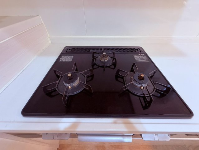 【キッチン】 | 西東京市南町６丁目　中古戸建て | 三口コンロで同時調理もスムーズ、毎日の料理を快適にサポート