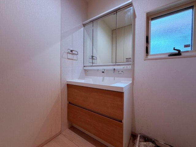 【独立洗面台】 | 西東京市南町６丁目　中古戸建て | 身だしなみチェックにも便利な、収納力のある三面鏡洗面化粧台