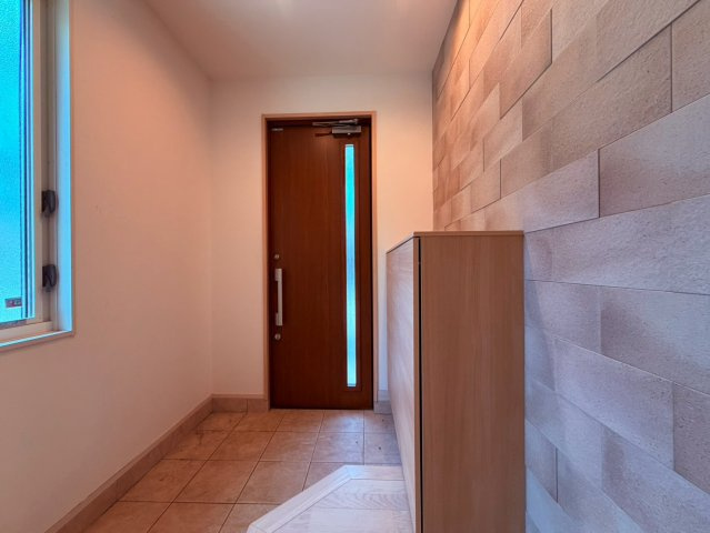 【玄関】 | 西東京市南町６丁目　中古戸建て | 明るく清潔感のある玄関が、訪れる人を心地よく迎え入れます