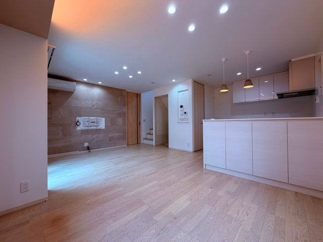 【居間・リビング】 | 西東京市南町６丁目　中古戸建て | 明るく開放的なLDKで、家族との時間を心地よく過ごせます