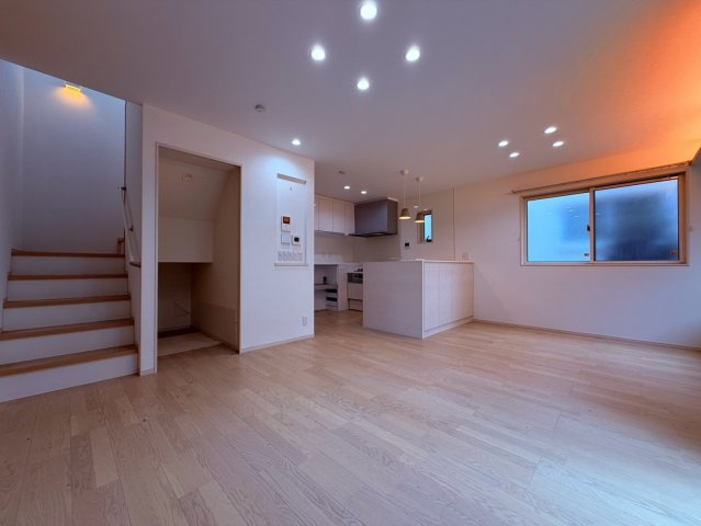 【居間・リビング】 | 西東京市南町６丁目　中古戸建て | 開放感あふれるLDK、家族で過ごす時間をより豊かに彩ります