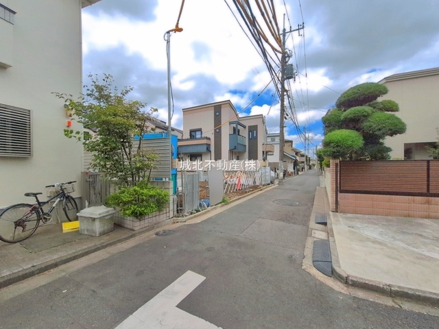 杉並区阿佐谷北6丁目 全3棟1号棟の前面道路含む現地写真|伸びやかな北側3.8公道に面する建物
阿佐谷北の生活しやすい住環境です