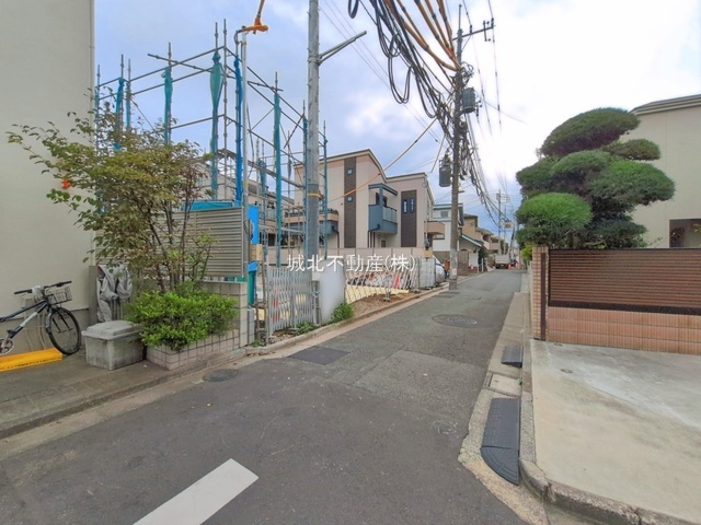 杉並区阿佐谷北6丁目 全3棟 1号棟の前面道路含む現地写真|伸びやかな北側3.8公道に面する建物
阿佐谷北の生活しやすい住環境です