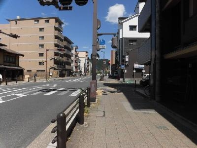 クロスフィールド東山の周辺|前面道路