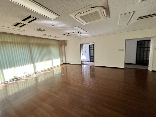 西宮市宝生ケ丘1丁目　店舗の居間・リビング|ゆったりとしたリビングです