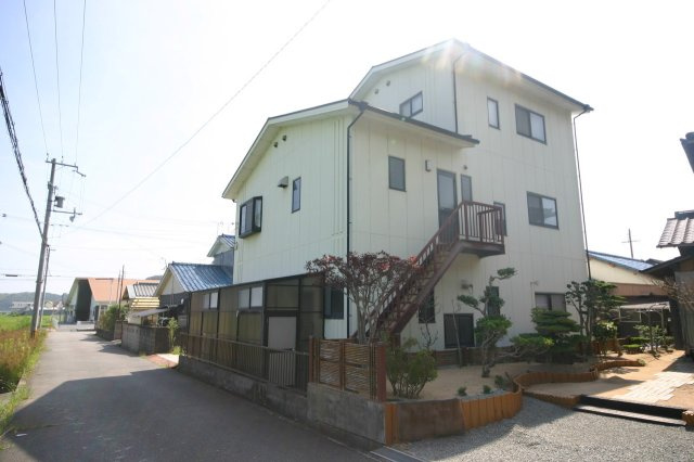 中古戸建　御津町朝臣の前面道路含む現地写真|２階に直接上がる外階段があります
