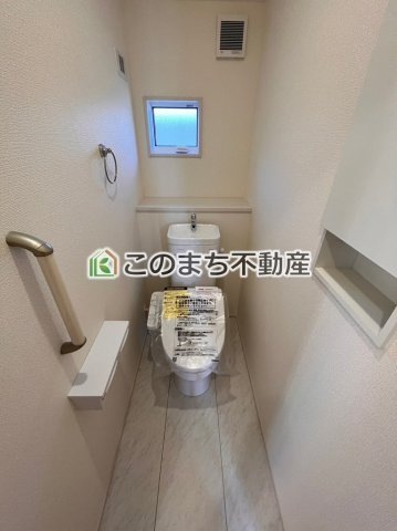 ブルーミングガーデン宇都宮市下岡本町ネオユニバースのトイレ|同社施工物件の写真です。※建具やフローリング、その他仕様が違う場合がございます。