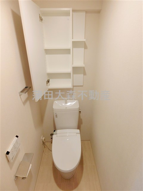 フレンシア蒲田のトイレ|棚収納と温水洗浄便座付きトイレ