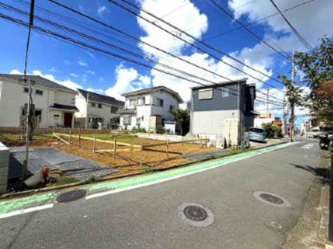 【外観】 | 【仲介手数料２６０万円ＯＦＦ！】■喜多見小２分■ＺＥＨ（省エネ）水準住宅■ | 決算特別キャンペーン！
家計応援サービスの限界に挑戦中！
「物件概要」の「諸費用」欄をご覧下さい！
■喜多見小２分
■３ＬＤＫ＋車庫
■ＺＥＨ（省エネ）水準住宅
■バス便利