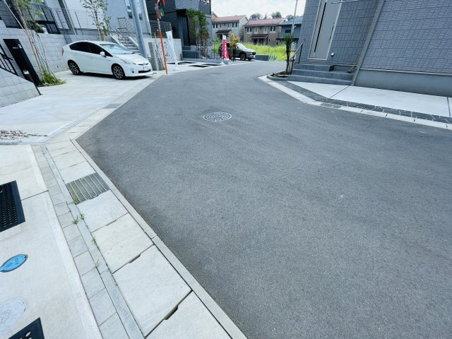 四街道市もねの里４丁目の前面道路含む現地写真