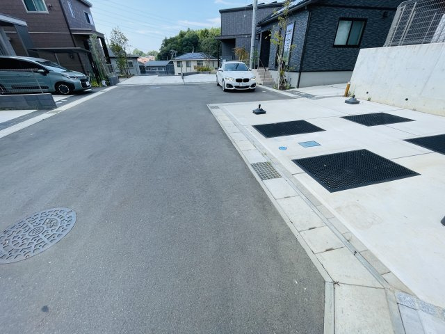 四街道市もねの里４丁目の前面道路含む現地写真