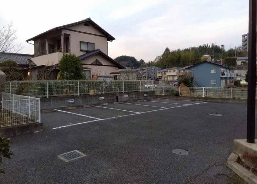 レオパレススラッシュハウスの駐車場