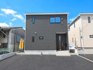 【外観】 | 常総市水海道天満町第3　新築戸建て　2号棟 | 現地外観写真。落ち着いた街並みに調和した外観で第一印象も良好です。周辺は静かな住環境となっており、日当たりや通風も良好で快適にお住まいいただけます。