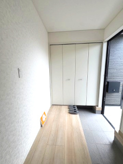 【玄関】 | 常総市水海道天満町第3　新築戸建て　2号棟 | 広々とした玄関にはシューズボックスを設置しており、来客時もすっきりとした印象を与えます。収納力もあり使い勝手の良い空間です。