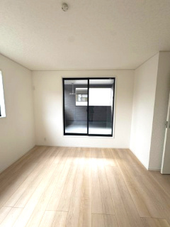 【洋室】 | 常総市水海道天満町第3　新築戸建て　2号棟 | ナチュラルな内装が魅力の、落ち着いた雰囲気の洋室。
