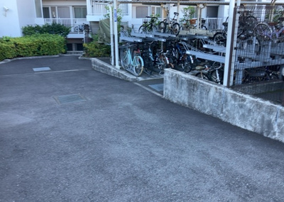 【駐輪場】 | ローレルコートかしわ台 | 住民専用の屋根付き駐輪場スペースです。自転車に加えてバイク置場も確保されており、大切な愛車を雨風からしっかり守ります。かしわ台駅徒歩２分の近さですが、お買物や通勤通学用にあると大変重宝します。