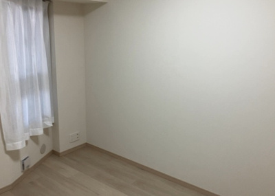 【子供部屋】 | ローレルコートかしわ台 | お子様のお部屋にぴったりな陽当たり良好な洋室です。各居室にクロゼットを完備しているため、学習用品や玩具もきれいに収納できます。通風も良く、健やかな成長を優しく見守る快適なプライベート空間です。