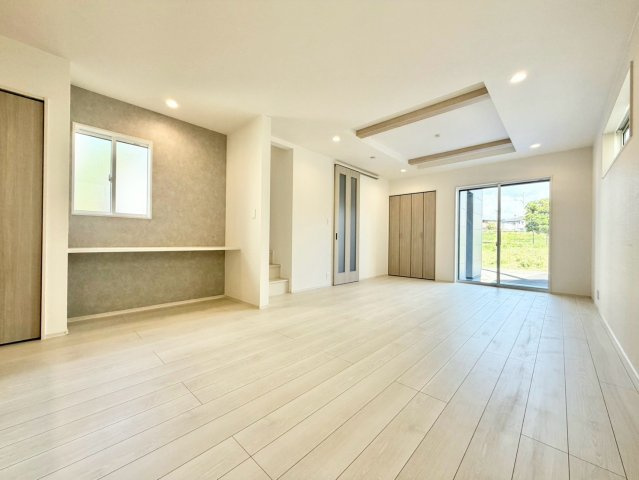 ブルーミングガーデン　岡崎市蓑川町３丁目の居間・リビング|開放感あふれる洗練されたリビング空間。上品なくつろぎのひとときを、お過ごしいただけます。									
									
