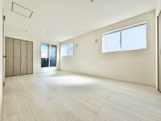 ブルーミングガーデン　岡崎市蓑川町３丁目の居間・リビング|開放感あふれる洗練されたリビング空間。上品なくつろぎのひとときを、お過ごしいただけます。									
									
