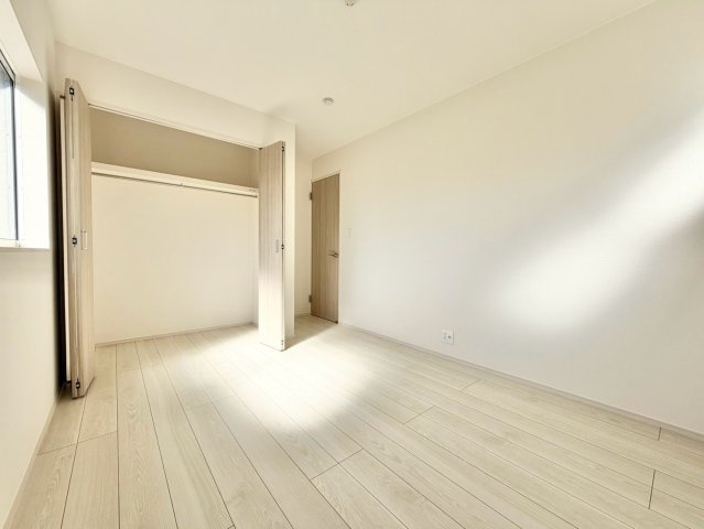 ブルーミングガーデン　岡崎市蓑川町３丁目の洋室|陽当りの良い洋室は、お子様の勉強部屋や家族の寝室としても使える、暮らしに合わせて活用できる空間です。									
									
