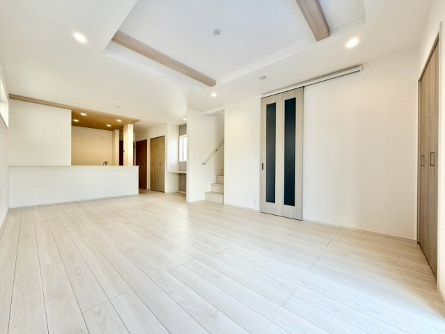 ブルーミングガーデン　岡崎市蓑川町３丁目の居間・リビング|開放感あふれる洗練されたリビング空間。上品なくつろぎのひとときを、お過ごしいただけます。									
									
