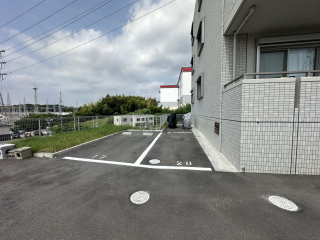 インペリアル南大高の駐車場