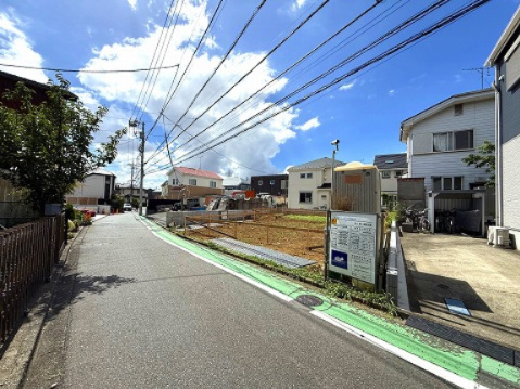 【外観】 | 【仲介手数料２６０万円ＯＦＦ！】■喜多見小２分■ＺＥＨ（省エネ）水準住宅■ | 【諸費用２６０万円ＯＦＦです！】
決算特別キャンペーン！
家計応援サービスの限界に挑戦中！
■喜多見小２分
■３ＬＤＫ＋車庫
■ＺＥＨ（省エネ）水準住宅
■バス便利
