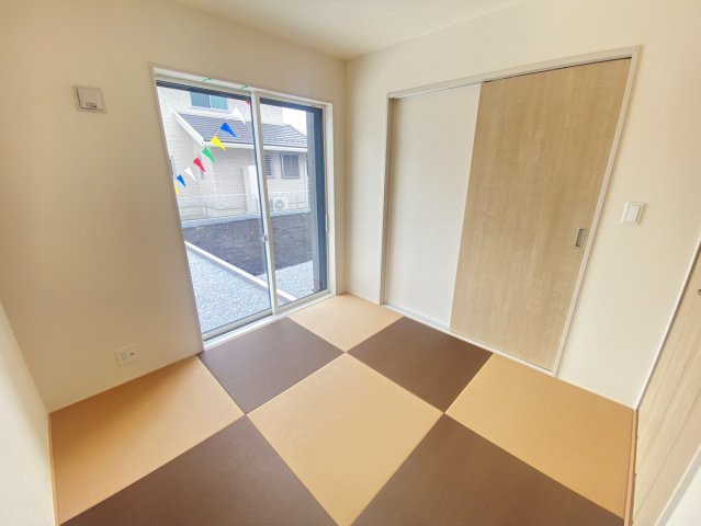 【ブルーミングガーデン】宇都宮市雀の宮7丁目 第2期 全1棟の和室|〇1F和室4.5帖〇
和室の仕切りを開放すればLDKと合わせて広々スペースに早変わり！
和のテイストをプラスした癒しの空間になります。
※2026年9月撮影