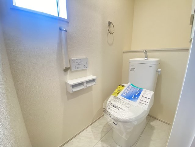 【ブルーミングガーデン】宇都宮市雀の宮7丁目 第2期 全1棟のトイレ|〇トイレ〇
手すり付きで安心のトイレスペースです！
節水型でエコなトイレには、今では当たり前の洗浄付きです。
※2026年9月撮影