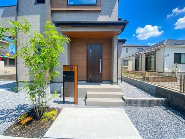 【ブルーミングガーデン】宇都宮市雀の宮7丁目 第2期 全1棟の玄関|〇1号棟〇
モニター付きインターホンで不審者の侵入や空き巣を抑止！
さらに宅配ボックスがあれば、対面せず荷物を受け取れるため、お子様の留守番時など防犯面で安心です♪
※2026年9月撮影