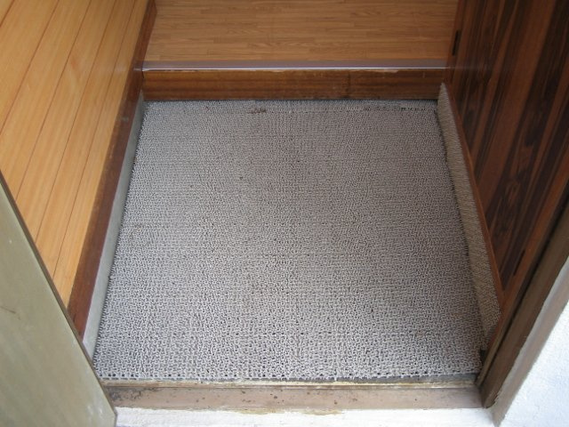 小川ハイツの玄関