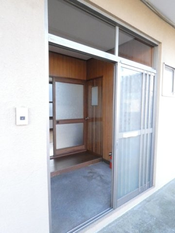 小川ハイツの玄関