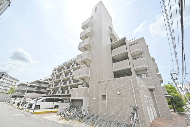 コスモハイツ新大阪弐番館の外観|敷地内にバイク置き場、駐車場、駐輪場を備えており、便利な住環境です。通勤・通学や日々のお買い物など、快適な暮らしをサポートします。
