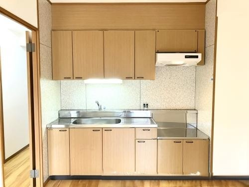 ヴィラージュ荷稲のキッチン|広々キッチン（ガスコンロ設置済）、都市ガスで経済的♪