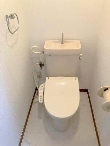 ヴィラージュ荷稲のトイレ|トイレ（温水洗浄便座・手洗い付き）、
とても綺麗で清潔感があります♪