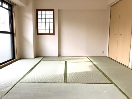 ヴィラージュ荷稲の和室|角部屋。和室８帖、クローゼットと収納があります。