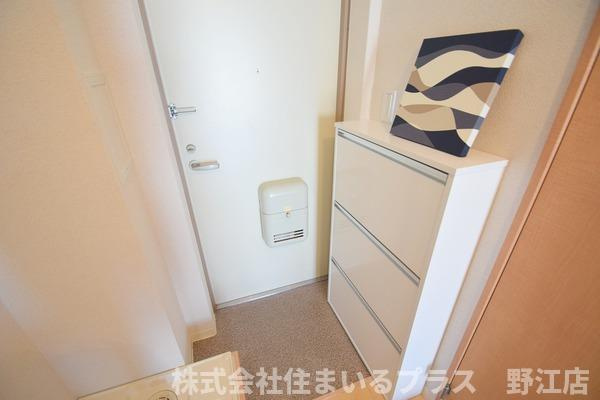 ルミエール鶴見緑地の玄関