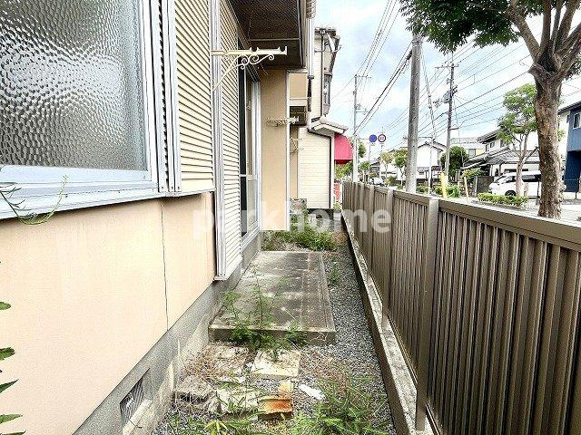 岡本ハイツ B棟のバルコニー|お洗濯にも便利なバルコニー付き