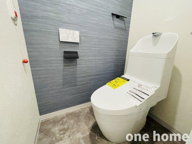 キングマンション千船弐番館のトイレ|◆新調された温水洗浄便座付きトイレです！操作がしやすい壁掛けリモコンです！
◆トイレットペーパーホルダー・タオル掛けもございます！