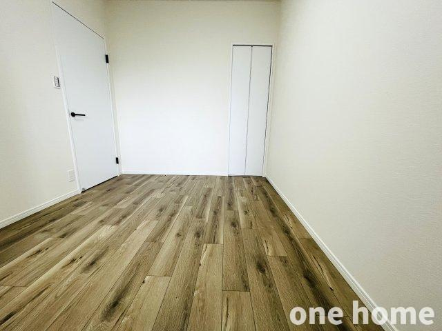 キングマンション千船弐番館の洋室|◆約5.3帖洋室です！シンプルな内装につき、お持ちの家具やカーテンが映えますね！
◆【即日内覧会開催中】土日はもちろん！平日仕事終わりの内覧も可能です！