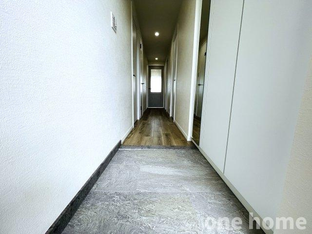キングマンション千船弐番館の玄関|◆段差が小さく足運びもスムーズな玄関です！
◆大容量シューズボックス完備！散らかりがちな玄関をスッキリご使用いただけます！