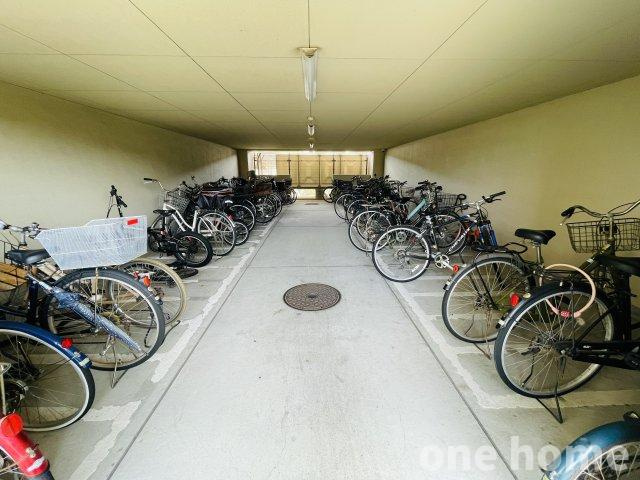 キングマンション千船弐番館の駐輪場|◆駐輪場は屋内にあり、自転車が雨風にさらされる心配がありません！
◆最新の空き状況など、詳細につきましてはお気軽にお問い合わせください！