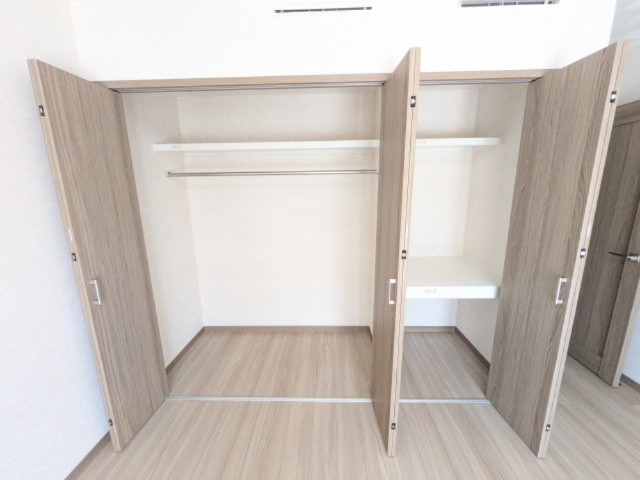 土浦市中村南　新築戸建て　1号棟の収納|大容量のクローゼット。衣類はもちろん、スーツケースや季節の家電もまとめて収納でき、居室空間をすっきりと保ちます。