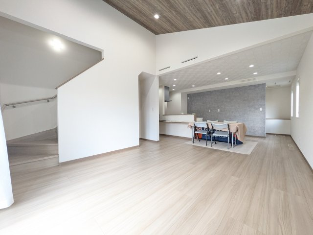 土浦市中村南　新築戸建て　1号棟の居間・リビング|家族の会話が自然と弾む、広々としたゆとりのLDK。南向きの窓からたっぷりの光が射し込む明るく快適な空間です。