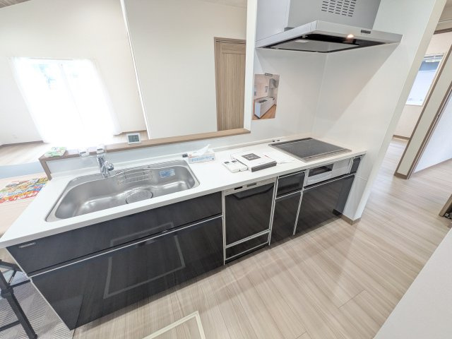 土浦市中村南　新築戸建て　1号棟のキッチン|料理がもっと楽しくなる広々としたワークトップ。お手入れしやすい素材を採用し、日々の掃除もラクラクこなせます。