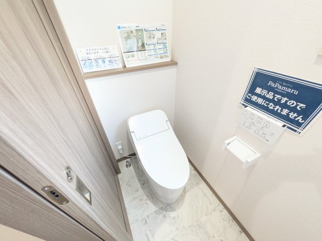 土浦市中村南　新築戸建て　1号棟のトイレ|高い節水性能で、水道代を大幅にカット。環境とお財布に優しく、家計をしっかりサポートします。
もちろん温水洗浄便座付きです♪
