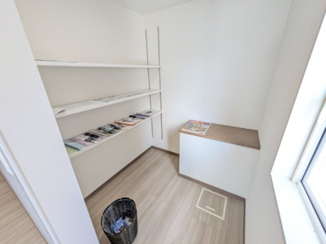 土浦市中村南　新築戸建て　1号棟のキッチン|人気のパントリーは可動棚付きで大容量です♪