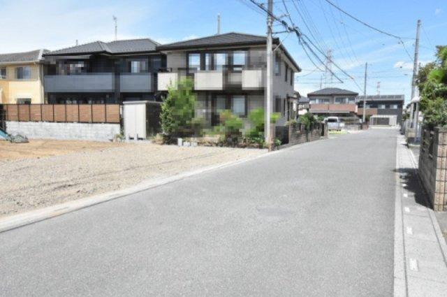 伊奈町西小針３丁目　売地全２区画の前面道路含む現地写真
