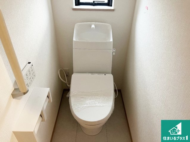 神戸市須磨区東落合　新築一戸建てのトイレ|1・2階の2ヶ所にあるので、朝の忙しい時間の順番待ちもなく、深夜の利用にも大変便利です。